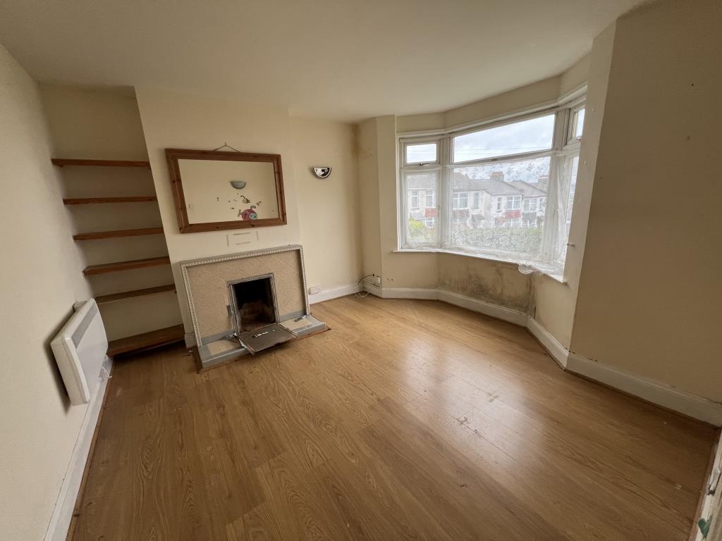 Lot: 59 - SEMI-DETACHED HOUSE FOR REFURBISHMENT - General view of living room of property